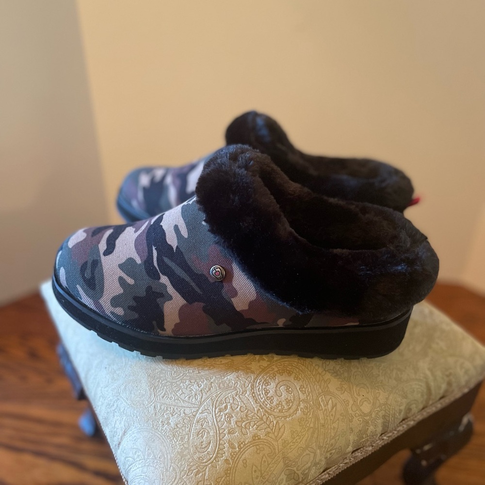 Bobs by Sketchers fur trimmed slip on clogs.